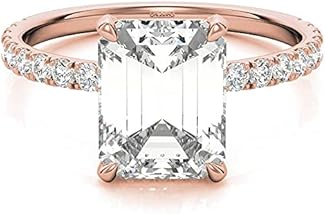 anillo con un diamante corte esmeralda