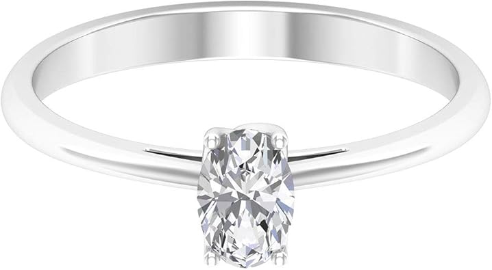 anillo con un diamante corte oval