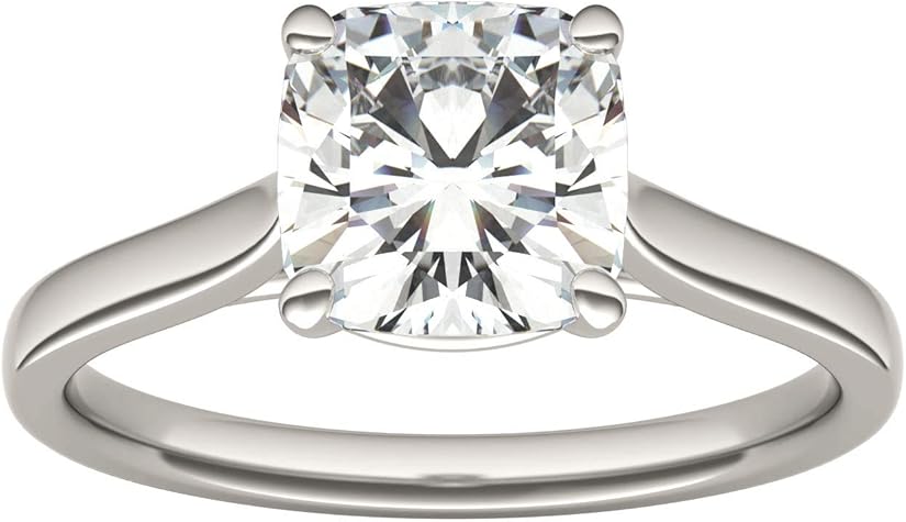 anillo con un diamante corte cojín