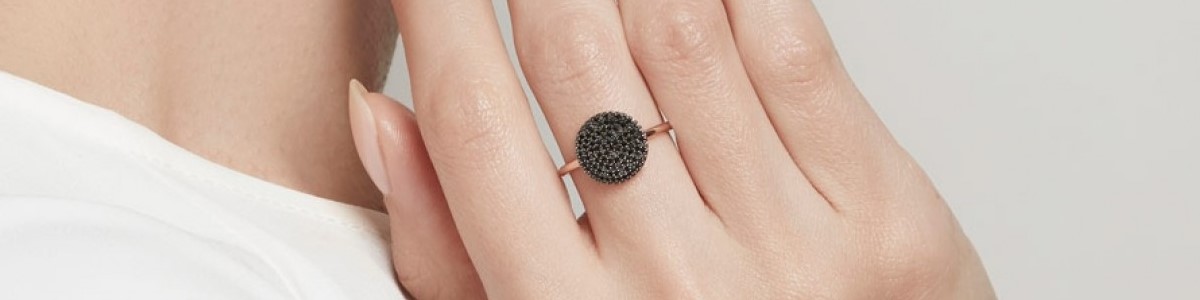 anillo con diamante negro