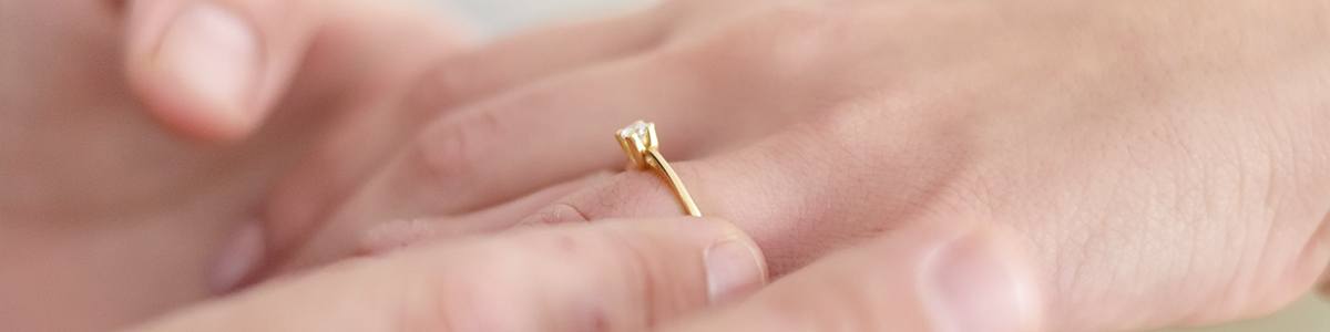 anillo de oro amarillo con diamante
