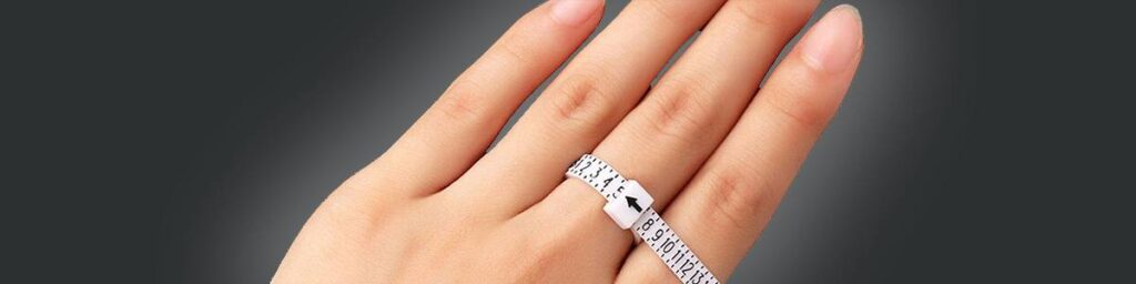 mano con cinta para medir diámetro del dedo para saber la medida de un anillo