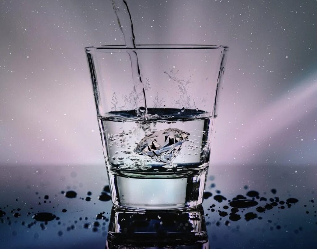 vaso de agua con diamante